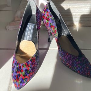 Authentic vintage Stuart Weitzman high heels shoes in multicolor satin fabric